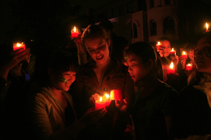 Tham gia giờ trái đất tối 31/3 không chỉ có thanh niên Việt Nam mà còn có sự xuất hiện của khách nước ngoài.