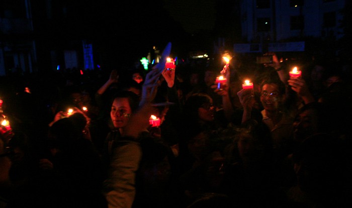 Tại quảng trường Cách mạng tháng Tám, giới trẻ đổ về hưởng ứng và thắp lên những ngọn nến.