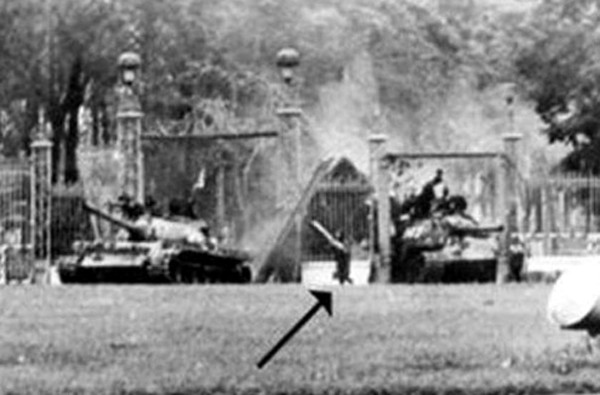 Chiếc xe tăng 390 húc đổ cánh cổng Dinh Độc lập tiến vào trước tiên (ngoài cùng bên trái là ông Bùi Quang Thận) ngày 30/4/1975 - Ảnh: Internet