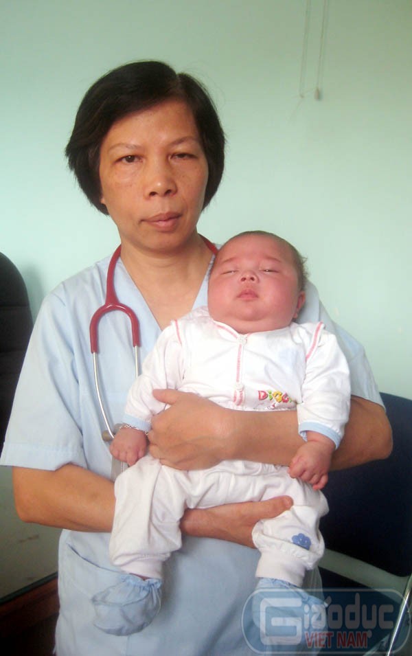 Bé Dũng bên bác sĩ Lê Tố Như - Phó trưởng khoa sơ sinh Bệnh viện Nhi trung ương