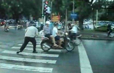 Có một số ý kiến cho rằng việc làm của ông Tây tên Long chặn xe, phân làn giao thông ở Hà Nội vừa qua là... không cần thiết