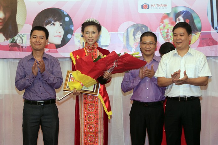 Nữ sinh trong mơ Hồ Thị Phương Thảo chụp ảnh kỷ niệm với Tổng biên tập Nguyễn Tiến Bình và đại diện các nhà tài trợ.