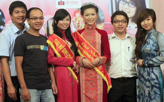 Phó Tổng Biên tập Phan Hồng Sơn (thứ 2 từ phải sang), các thành viên Ban tô chức chụp ảnh cùng Nữ sinh trong mơ 2012