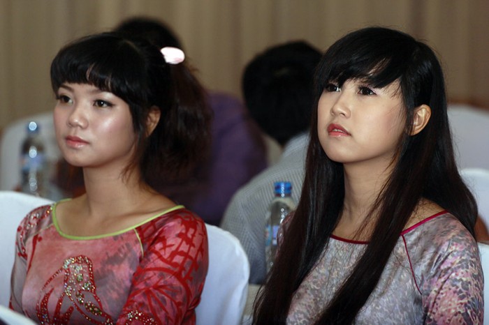 Hai nữ sinh Hà Nội đến dự lễ trao thưởng cuộc thi Tìm kiếm gương mặt nữ sinh trong mơ 2012 do Báo giáo dục Việt Nam tổ chức