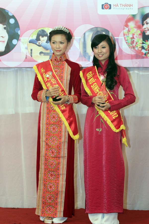 Hồ Thị Phương Thảo - Nữ sinh trong mơ 2012(trái) cùng Phan Lê Vũ Nguyên Tâm - nữ sinh được xem ảnh nhiều nhất cuộc thi