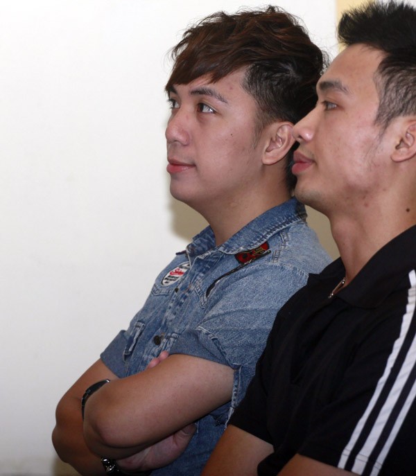 Ca sỹ Minh Vương (trái), một trong 4 gương mặt đại diện cuộc thi Tìm kiếm gương mặt Nữ sinh trong mơ 2012.