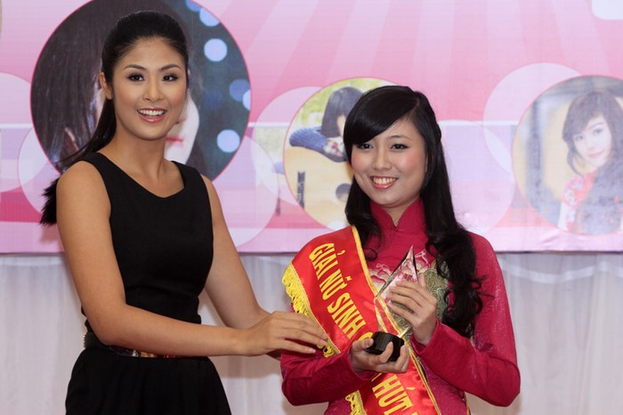 Hoa hậu Ngọc Hân trao kỷ niệm chương cho nữ sinh cuốn hút nhất cuộc thi Tìm kiếm nữ sinh trong mơ Phan Lê Vũ Nguyên Tâm