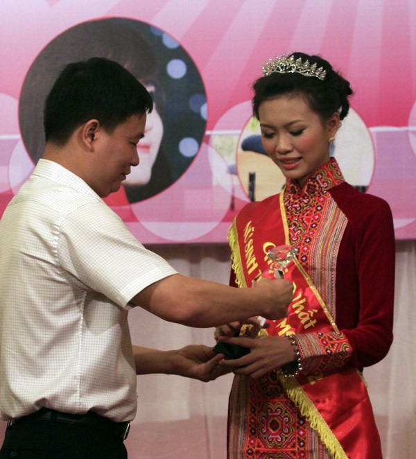 Ông Nguyễn Tiến Bình trao kỷ niệm chương cho nữ sinh Hồ Thị Phương Thảo - Nữ sinh trong mơ năm đầu tiên.