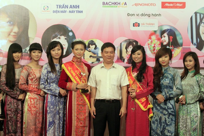 Tổng biên tập Nguyễn Tiến Bình chụp ảnh lưu niệm với các nữ sinh tham gia cuộc thi Tìm kiếm nữ sinh trong mơ 2012
