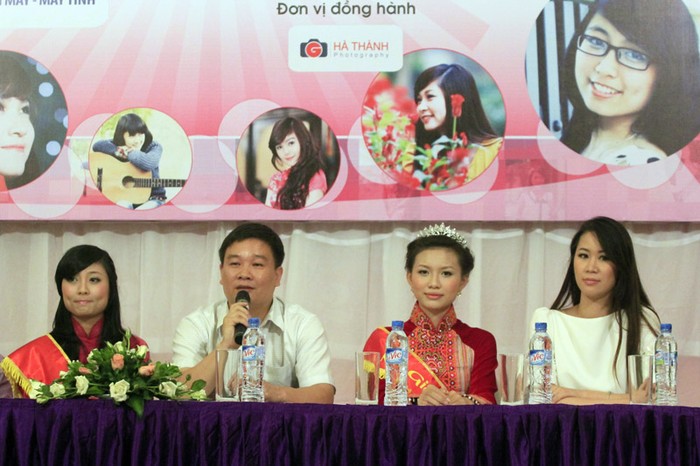 Nhà báo Nguyễn Tiến Bình, Hoa hậu thân thiện hoàn vũ Dương Thùy Linh và hai nữ sinh trong phần giao lưu với báo giới.