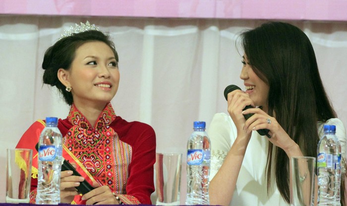 Hồ Thị Phương Thảo tỏ ra bất ngờ khi được Hoa hậu thân thiện hoàn vũ Dương Thùy Linh hỏi về dự định có thi Hoa hậu trong tương lai hay không