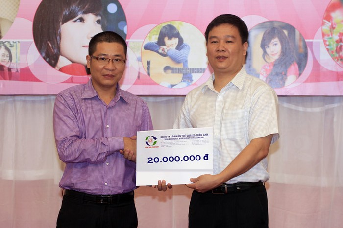 Ông Lê Việt Chung cũng thông qua ông Nguyễn Tiến Bình, Tổng Biên tập Báo Giáo dục Việt Nam, trao tặng 20 triệu đồng cho Trường Cao đẳng Sư phạm Thừa Thiên Huế.