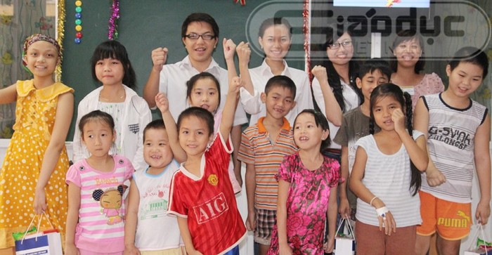 Nữ sinh trong mơ đầu tiên của Việt Nam Hồ Thị Phương Thảo và Phan Lê Vũ Nguyên Tâm đến thăm Lớp học Hy vọng do Báo Giáo dục Việt Nam phối hợp Bệnh viện Nhi trung ương tổ chức