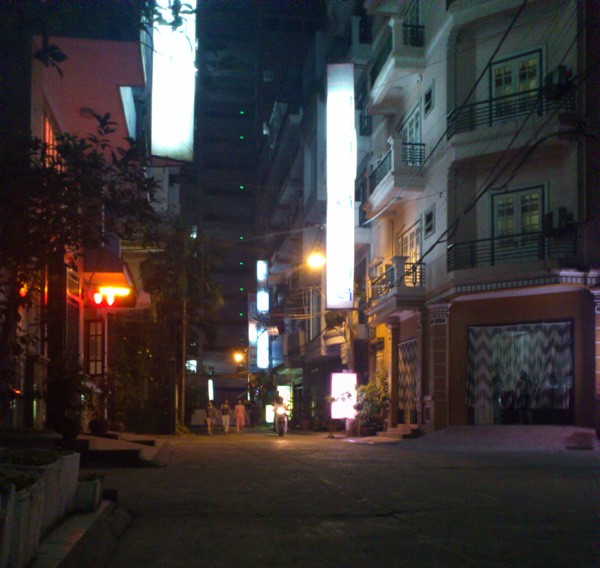Những phố nhà nghỉ nổi tiếng ở Hà Nội vào tối Tết Trung thu hầu hết đều hết phòng hoặc hét giá lên cao hơn nhiều so với ngày bình thường