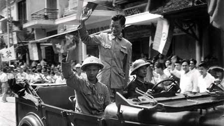 Ngày 10/10/1954, Hà Nội tưng bừng chào đón ngày thủ đô Hà Nội hoàn toàn giải phóng. Cả Hà Nội đã dồn về Cột cờ Hà Nội để chờ đón giây phút lịch sử: Lễ thượng cờ Tổ quốc trên đỉnh Cột cờ Hà Nội.