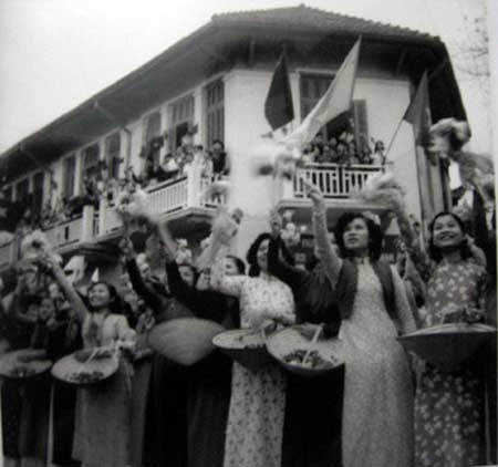 Người dân thủ đô náo nức trong ngày giải phóng năm 1954.