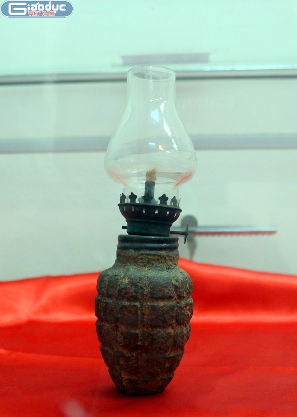Đèn dầu làm từ vỏ lựu đạn