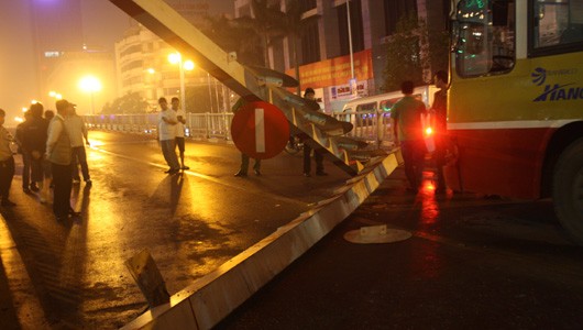 Hiện trường vụ xe buýt húc đổ cổng giới hạn chiều cao trên cầu vượt bằng thép ở Láng Hạ - Thái Hà tối 30/3 vừa qua