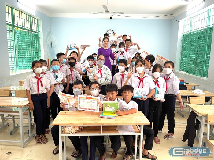 Cô Nguyễn Thị Ngọc Hạnh với học sinh lớp 6 năm học 2021-2022. Ảnh: Sơn Quang Huyến