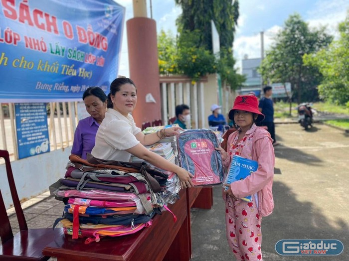 Chị Mai Thanh Kiều, Chủ tịch Hội Liên hiệp phụ nữ xã Bưng Riềng tặng cặp, đồ dùng học tập cho học sinh.