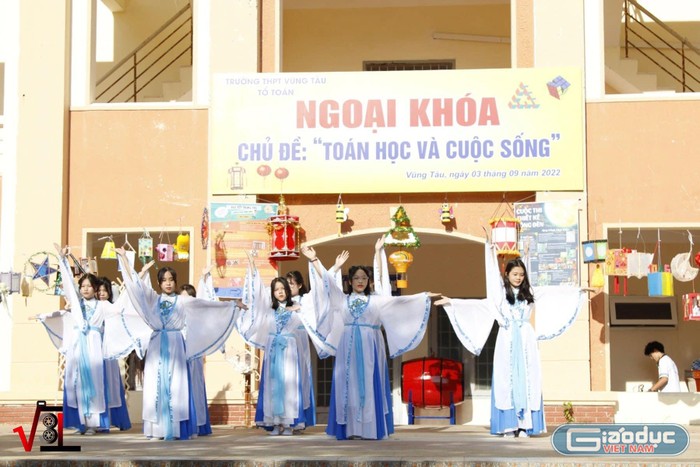 Học sinh trường Trung học phổ thông Vũng Tàu biểu diễn văn nghệ mừng Trung thu.