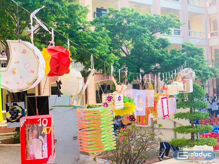 Hình ảnh những chiếc đèn Trung thu mang tâm hồn toán học của học sinh Trường Trung học phổ thông Vũng Tàu.
