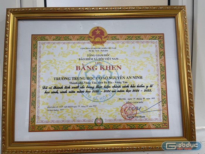 Tổng Giám đốc Bảo hiểm xã hội Việt Nam, tặng Bằng khen cho Trường Trung học cơ sở Nguyễn An Ninh, vì có thành tích xuất sắc trong thực hiện chính sách bảo hiểm y tế học sinh, sinh viên năm học 2020-2021 và 2021-2022.