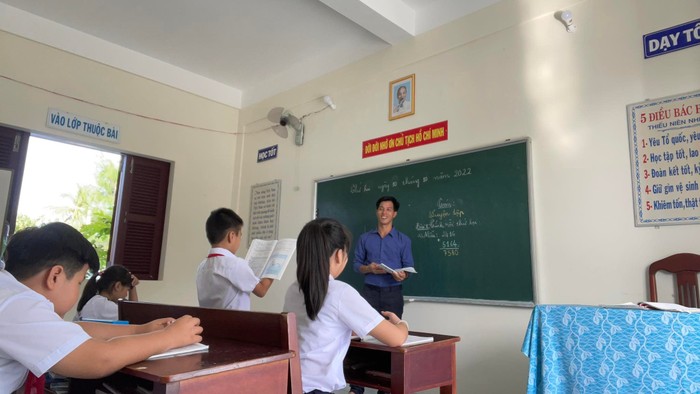 Thầy giáo Nguyễn Hữu Phú, đang dạy học tại Trường Tiểu học xã Song Tử Tây, Trường Sa, tỉnh Khánh Hòa - Ảnh NVCC