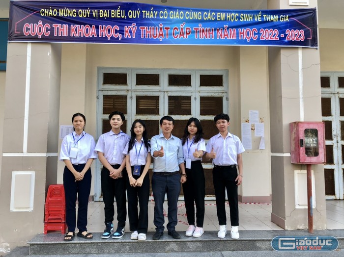 Đoàn học sinh, giáo viên Trường Trung học phổ thông Côn Đảo tham gia cuộc thi Khoa học kỹ thuật năm 2023.