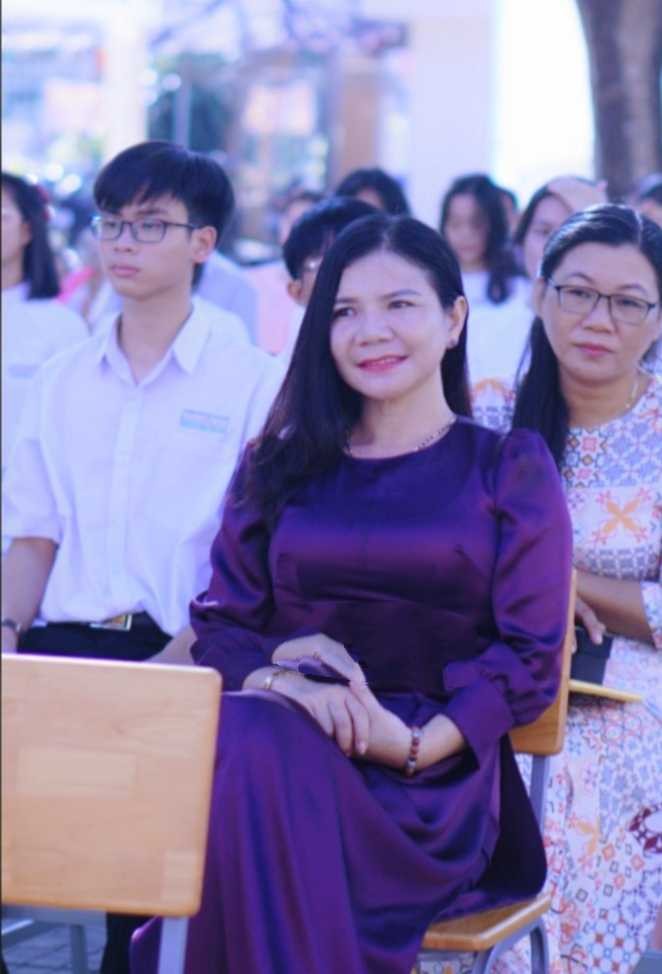 Cô giáo Dương Thị Thanh Huyền (áo tím) - Phó Hiệu trưởng trường Trung học phổ thông Nguyễn Du.