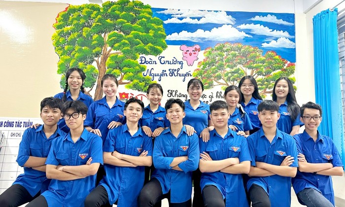 Cô Võ Thị Tâm Bí thư Đoàn Trường Trung học phổ thông Nguyễn Khuyến(ở giữa, hàng sau) - NVCC