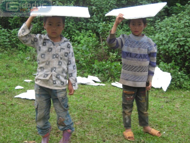 Trong cái đói, cái khát, các em nhỏ ở Mù Sang luôn ý thức được việc đỡ đần gia đình bằng những buổi lên nương khi không phải lên lớp.