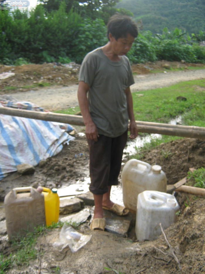 Người dân ở đây thường tranh thủ đi làm nương mang theo 2 – 3 can để hứng từng giọt nước mang về sinh hoạt trong gia đình.