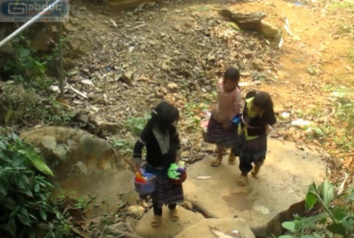 Thậm chí để có nước tắm giặt, học sinh của trường Tiểu học Mù Sang cũng phải đi bộ hơn 2km.