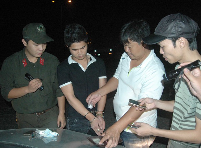 Trung tá CSHS Trần Anh Sơn (áo trắng) cùng anh em trong tổ 141 bằng nghiệp vụ và con mắt tinh tường đã phát hiện ra rất nhiều vụ đối tượng giấu ma túy trong người chỉ từ những chi tiết rất nhỏ.