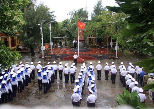 Lễ chào cờ sáng mùng 1 Tết Quý Tỵ 2013 của các chiến sĩ đảo Trường Sa.