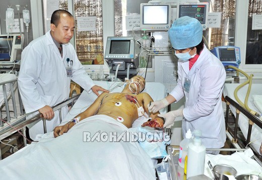 Anh Nguyễn Quang Chỉnh đang được điều trị tại Bệnh viện Đa khoa tỉnh Hải Dương (ảnh: Báo Hải Dương).