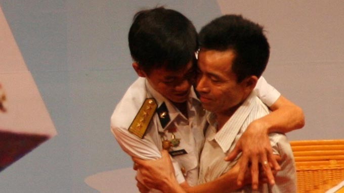 Phút gặp nhau cảm động sau 25 năm giữa anh hùng lực lượng vũ trang Nguyễn Văn Lanh (trái) và tiểu đội trưởng Lê Hữu Thảo - ảnh: Tuổi trẻ.