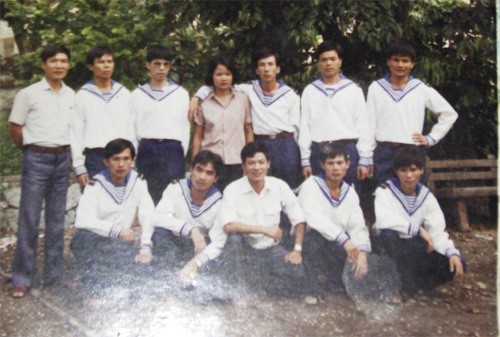 9 người lính Trường Sa (mặc áo hải quân) sống sót được quân Trung Quốc thả về sau 3 năm giam giữ (ảnh chụp tại trại an dưỡng ở Quảng Ninh năm 1992) (vợ chồng ông Phụng đứng giữa - ảnh do ông Trần Thiện Phụng cung cấp
