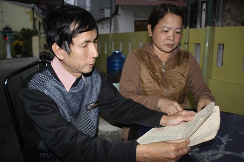 Vợ chồng ông Trần Thiện Phụng xem lại những bức thư một thời họ gửi cho nhau từ nhà tù Trung Quốc - Ảnh: Thanh niên