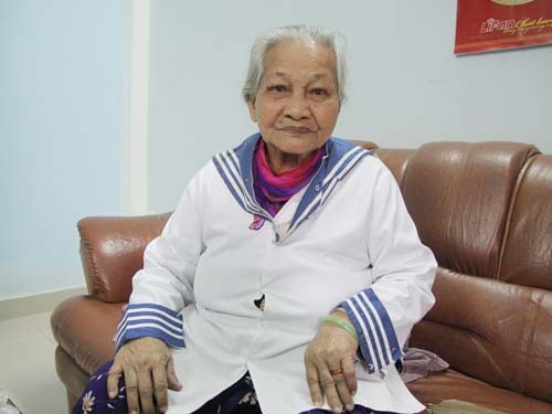 Mẹ Lê Thị Muộn vẫn giữ và mặc chiếc áo kỷ vật của liệt sĩ Phan Văn Sự suốt 25 năm qua để đỡ nhớ con - ảnh: Thanh niên
