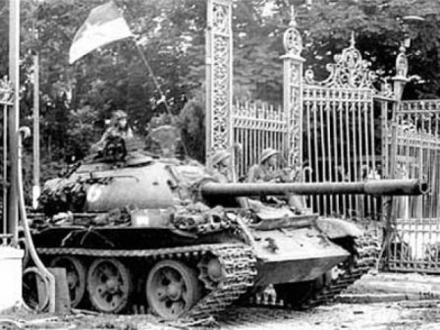 Xe tăng quân giải phóng lao qua cổng dinh Độc Lập ngày 30/4/1975. Chiếc xe tăng 843 bị kẹt ở cổng phụ, chiếc xe tăng số 390 lao qua cổng chính.