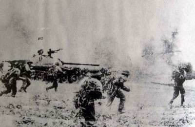 Ngày 9/4, Bộ đội Quân đoàn 4 tiến công vào thị xã Xuân Lộc.