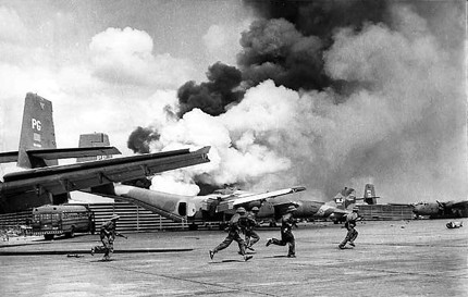 Sáng 30/4/1975, Sư đoàn 10, Quân đoàn 3 đánh chiếm Sân bay Tân Sơn Nhất.