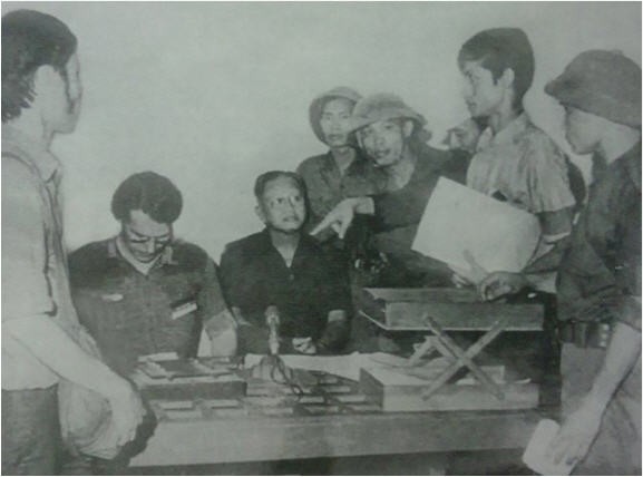 Tổng thống Dương Văn Minh đọc lời đầu hàng vô điều kiện trước máy ghi âm.