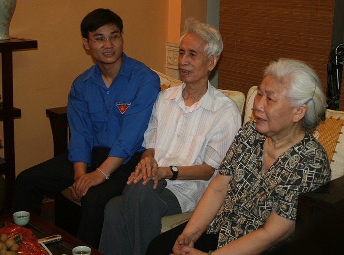Bạn Hán Văn Đại cùng các đại biểu của đoàn trong hành trình "Tuổi trẻ vì biển đảo quê hương" tới thăm gia đình chiến sĩ Trịnh Quốc Hưng.
