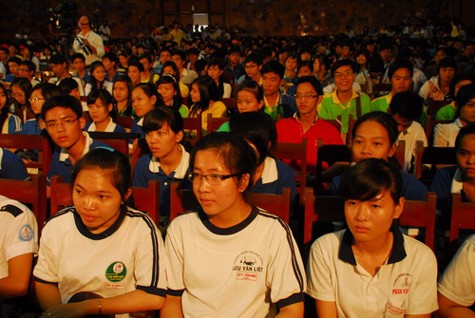 Học sinh chăm chú lắng nghe các tư vấn - Ảnh : Hoàng Thạch Vân