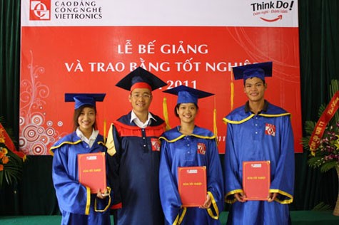 Tiến sỹ Phạm Văn Hồng - Hiệu trưởng Nhà trường chụp ảnh lưu niệm cùng các Cử nhân tốt nghiệp năm học 2011