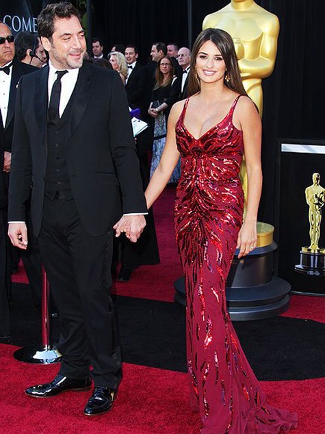 Mới sinh con được 37 ngày, Penélope Cruz đã tới lễ trao giải Oscar. Cô gây ấn tượng với chiếc đầm hiệu L'Wren Scott màu đỏ với thân hình gợi cảm.