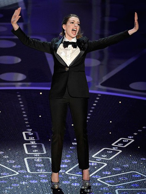 7 là số trang phục mà Anne Hathaway đã mặc (trong đó có bộ vest tuxedo hiệu Lanvin trên) khi dẫn lễ trao giải Oscar.